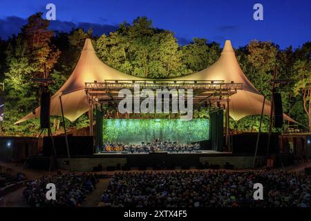 West-Eastern Divan Orchestra con il direttore Daniel Barenboim dal vivo al Berlin Waldbuehne nel 09.08.2024 Foto Stock