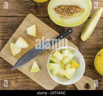 Fresche fatte giallo melone Honeydew su un sfondo vintage (close-up shot) Foto Stock