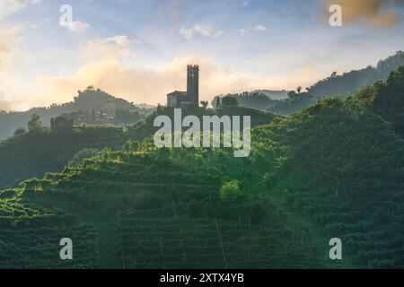 Colline del Prosecco, vigneti e chiesa di San Lorenzo in cima alla collina. Patrimonio dell'umanità dell'UNESCO. Farra di Soligo. Regione Veneto, Italia, Europa. Foto Stock