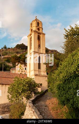 Chiesa di San Lurenzu, Lama, Balagne, Corsica, Francia. Campanile della chiesa nel villaggio di Lama Lama, un pittoresco villaggio collinare in Corsica Foto Stock