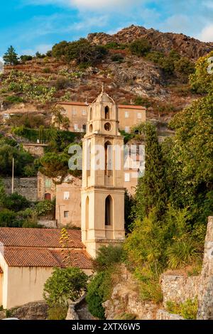 Chiesa di San Lurenzu, Lama, Balagne, Corsica, Francia. Campanile della chiesa nel villaggio di Lama Lama, un pittoresco villaggio collinare in Corsica Foto Stock