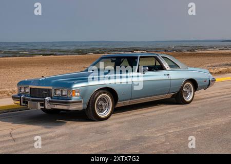 1976 Buick Riviera sul marciapiede. Foto Stock