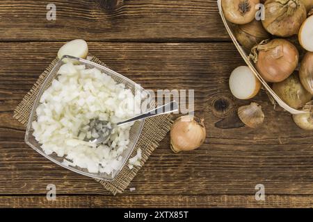 Cipolle bianche (dadi) come primo piano dettagliato su un tavolo in legno vintage, messa a fuoco selettiva Foto Stock