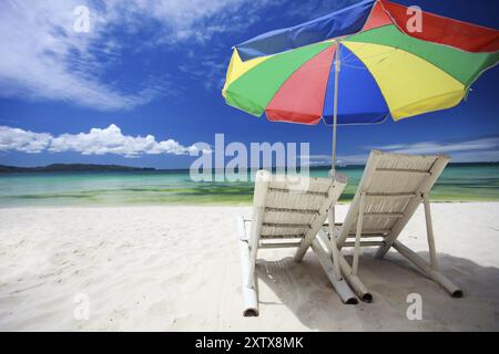 Spiaggia con ombrellone e sdraio, Boracay, Filippine, Boracay, Filippine, Asia Foto Stock