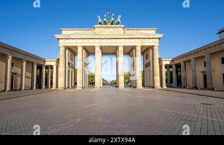 Il famoso Brandenburger Tor a Berlino di mattina presto senza persone Foto Stock
