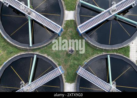 Berlino, Germania. 17 agosto 2024. Chiarificatore secondario presso l’impianto di trattamento delle acque reflue di Ruhleben di Berliner Wasserbetriebe. (Foto scattata con un drone) credito: Sebastian Gollnow/dpa/Alamy Live News Foto Stock