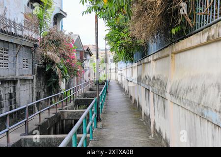 Tranquillo quartiere residenziale nel sobborgo tailandese di bangkok. Foto Stock