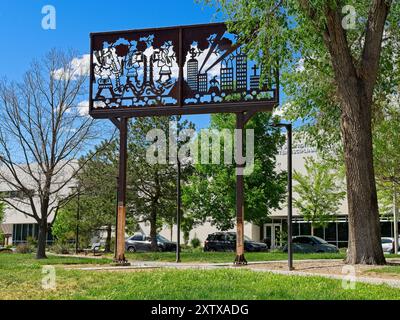 Artista contemporaneo Bob Haozous, scultura in metallo per cartelloni pubblicitari di cultura dei nativi americani dal titolo «Cultural Crossroads of the Americas» a Yale P. Foto Stock