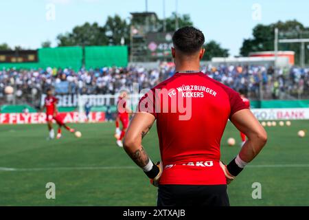 15 agosto 2024, Baviera, Würzburg: Calcio: DFB Cup, Würzburger Kickers - TSG 1899 Hoffenheim, Würzburger turno: I Kickers si scaldano prima della partita. Foto: Daniel Vogl/dpa - NOTA IMPORTANTE: In conformità con le normative della DFL German Football League e della DFB German Football Association, è vietato utilizzare o far utilizzare fotografie scattate nello stadio e/o della partita sotto forma di immagini sequenziali e/o serie di foto video. Foto Stock