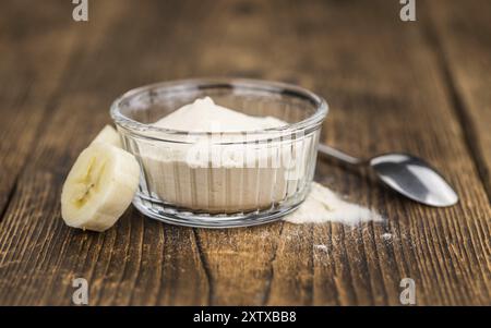 Porzione di primo piano in polvere di banana fresca, messa a fuoco selettiva Foto Stock