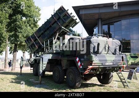 Dresda, Germania. 16 agosto 2024. Il sistema di difesa aerea Patriot è esposto in un'area aperta di fronte al parlamento statale come parte del Festival della città di Dresda. La Bundeswehr in Sassonia presenta l'equipaggiamento militare sul "Blue Light Mile" del festival. Crediti: Sebastian Kahnert/dpa/Alamy Live News Foto Stock