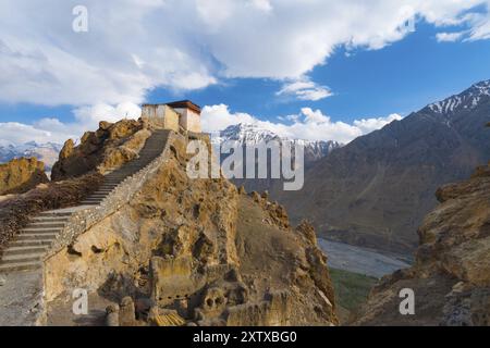 La torre di guardia del vecchio monastero ha una vista dominante sulle montagne e sulla valle dello Spiti sottostante a Dhankar, Himachal Pradesh, India, Asia Foto Stock