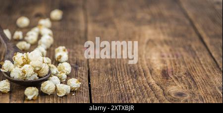 Fresche fatte di popcorn su un sfondo vintage come dettagliato di close-up shot Foto Stock