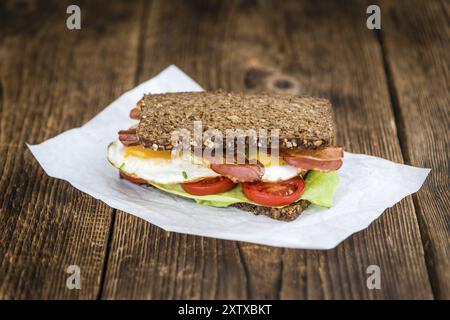 Panino fresco con uova fritte (primo piano, messa a fuoco selettiva) Foto Stock