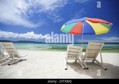 Spiaggia con ombrellone e sdraio, Boracay, Filippine, Boracay, Filippine, Asia Foto Stock