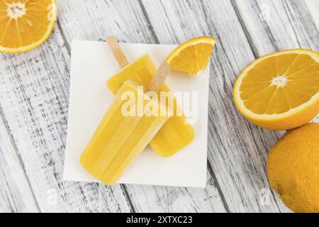 Orange Popsicles (messa a fuoco selettiva, primo piano) su sfondo vintage Foto Stock
