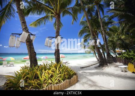 Spiaggia con ombrellone e sdraio, Boracay, Filippine, Boracay, Filippine, Asia Foto Stock