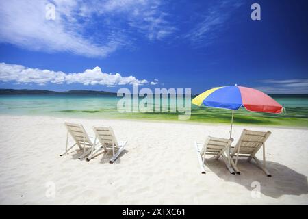 Spiaggia con ombrellone e sdraio, Boracay, Filippine, Boracay, Filippine, Asia Foto Stock