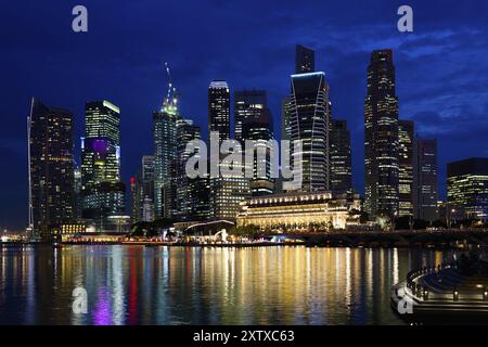 Lo skyline di Singapore di notte, Asia, Malesia, Singapore, Asia Foto Stock