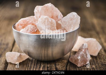 Alcune parti del sale himalayano (foto ravvicinata dettagliata, messa a fuoco selettiva) Foto Stock