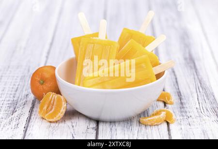 Porzione di papaveri mandarini freschi fatti in casa (primo piano, attenzione selettiva) su un sfondo vintage Foto Stock