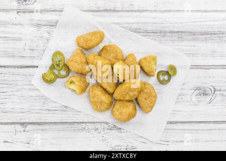 Porzione di peperoncini fatti in casa su sfondo in legno (messa a fuoco selettiva, foto ravvicinata) Foto Stock
