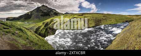 Spettacolare cascata Skogafoss nell'Islanda meridionale durante una giornata estiva Foto Stock