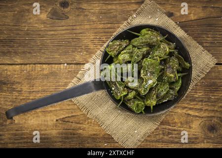 Pimientos de Padron rustico in legno come sfondo di close-up shot Foto Stock