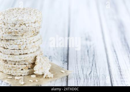 Alcune torte di riso (close-up shot) su un vecchio tavolo in legno Foto Stock