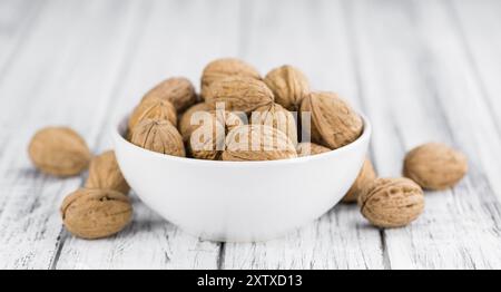 Noci in legno rustico sfondo (close-up shot) Foto Stock