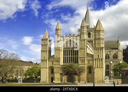 Cattedrale di Rochester nel sud-est dell'Inghilterra. L'imponente facciata occidentale della cattedrale, fondata nel 604, risale ai tempi dei Normanni, Rochester, Great Foto Stock