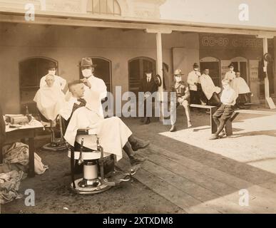 Barbiere all'aperto durante l'epidemia di influenza, nota come epidemia di influenza spagnola. Berkeley, California, 1919. Fotografia d'archivio vintage Foto Stock