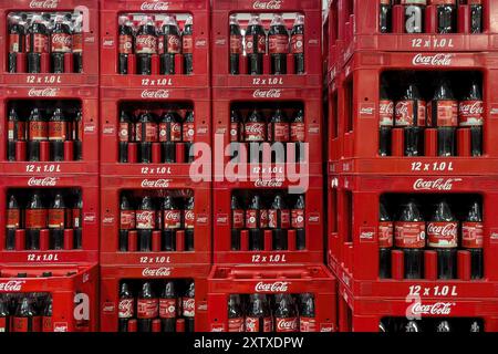 Bottiglie da 1 litro di bevanda zuccherata Coca Cola, Germania, impilate in casse, Europa Foto Stock