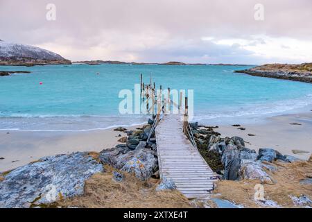 Isole Sommaroy e mare artico vicino a Tromso, Norvegia. Tramonto su piccole isole innevate Foto Stock