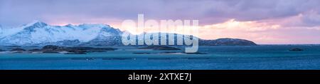 Panorama delle isole Sommaroy e del mare artico vicino a Tromso, Norvegia. Tramonto su piccole isole innevate Foto Stock
