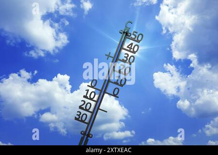 Un termometro mostra 46 gradi, record di calore, cielo blu, sole a mezzogiorno, calore, record, riscaldamento globale, sole brillante, studio Foto Stock