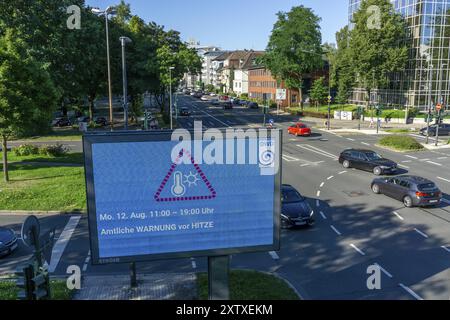 Avviso ufficiale di calore, dal servizio meteorologico tedesco DWD, su cartellone digitale, da Stroeer, all'incrocio, Martinstrasse, Alfredstrasse, B2 Foto Stock