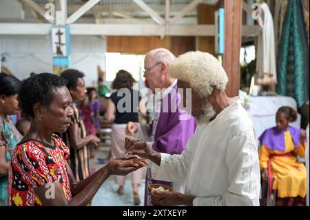 PAPUA NUOVA GUINEA, Madang, villaggio di Riwo, messa in chiesa cattolica, sacerdote SVD e missionario australiano, la missione SVD è iniziata durante il periodo coloniale tedesco / PAPUA NEUGUINEA, Madang, Dorf Riwo, katholische Kirche, Messe am Sonntag, SVD Priester aus Australien, Die SVD Steyler Mission begann hier während der deutschen Kolonialzeit ihre Arbeit Foto Stock