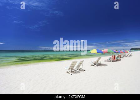 Spiaggia con ombrellone e sdraio, Boracay, Filippine, Boracay, Filippine, Asia Foto Stock