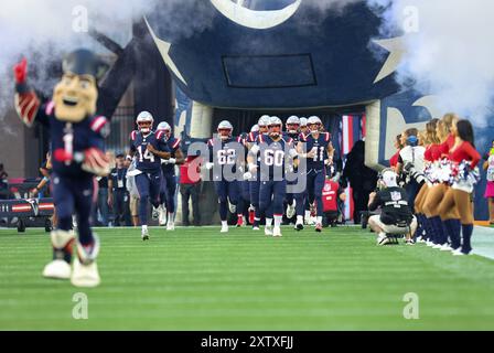 15 agosto 2024; Foxborough, ma, Stati Uniti; i New England Patriots scendono in campo prima della gara di pre-stagione tra Philadelphia Eagles e New England Patriots a Foxborough, Massachusetts. Anthony Nesmith/CSM Foto Stock