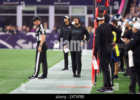 15 agosto 2024; Foxborough, ma, Stati Uniti; il capo-allenatore dei Philadelphia Eagles Nick Sirianni guarda durante la gara di pre-stagione tra Philadelphia Eagles e New England Patriots a Foxborough, Massachusetts. Anthony Nesmith/CSM Foto Stock