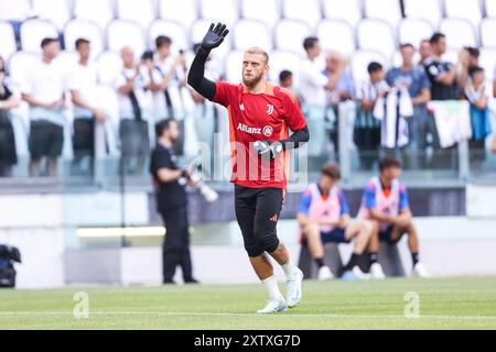 6,8.2024, Torino, Allianz Stadium, amichevole: Juventus - Juventus Next Gen, portiere Michele di Gregorio Juventus riscaldamento Torino Allianz Stadium Piedmond Svizzera *** 6 8 2024, Torino, Allianz Stadium, amichevole Juventus Juventus Next Gen, portiere Michele di Gregorio Juventus riscaldamento Torino Allianz Stadium Piedmond Svizzera Copyright: xJustPictures.ch/LuigixRizzox jp-en-Luri-AN0I9854-20240702 Foto Stock