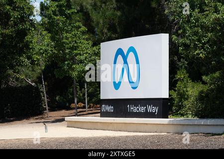 STATI UNITI. 11 luglio 2024. Cartello con il logo di fronte alla sede centrale di Meta al numero 1 di hacker Way nella Silicon Valley, Menlo Park, California, 11 luglio 2024. (Foto di Smith Collection/Gado/Sipa USA) credito: SIPA USA/Alamy Live News Foto Stock