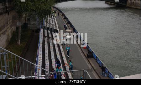 Immagini di prima della cerimonia di apertura sulla Senna, Parigi 2024. Posti a sedere di fronte alla Senna Foto Stock