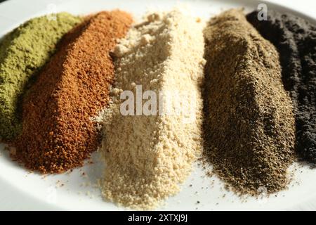 Diverse polveri di superfood sul piatto, vista ravvicinata Foto Stock