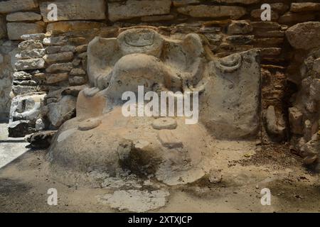 X'cambo, resti di un mascaron. Sito arcaeologico Maya sulla costa dello Yucatan. Foto Stock