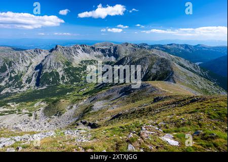 Paesaggio estivo delle montagne di Rila dal monte Musala. La vetta più alta della Bulgaria e della penisola balcanica. Foto Stock