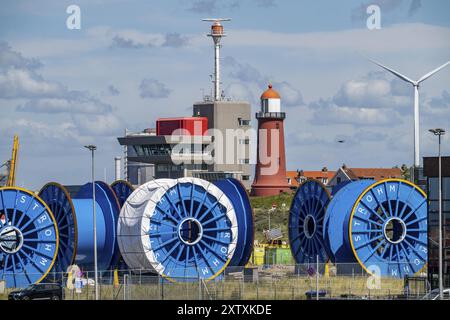 Fusti per cavi per tubi TCP che trasportano idrogeno da parchi eolici offshore a terra, produzione speciale di tubi TCP di Strohm, alla foce del riv Foto Stock