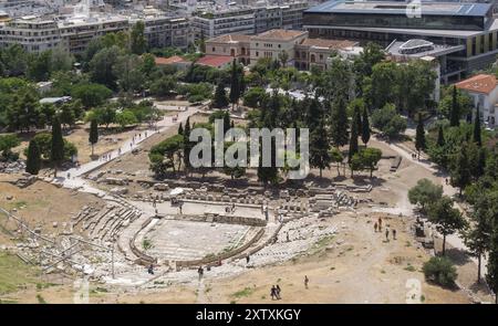 Vista dall'Acropoli al Teatro di Dioniso, al Museo dell'Acropoli e ad Atene, Grecia, Europa Foto Stock