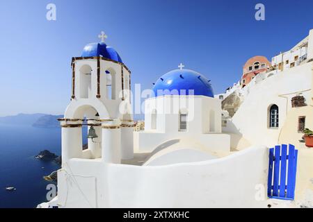 Cicladi, chiesa in stile greco classico nel tradizionale villaggio bianco di Oia a Santorini, chiesa greco-ortodossa, Santorini, Grecia, Europa Foto Stock